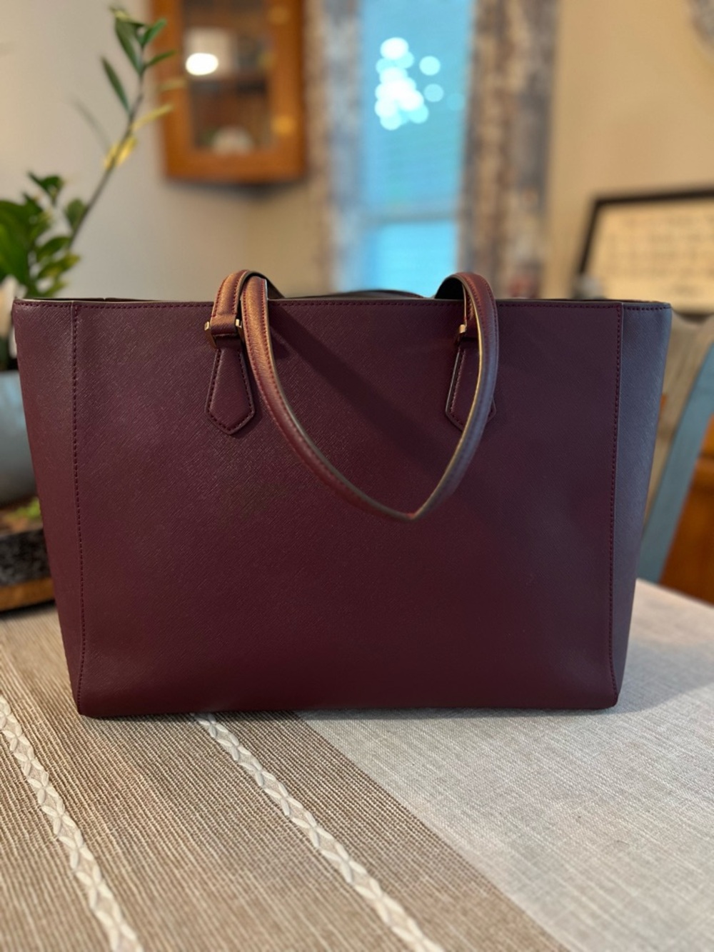 ⭐️ Tory Burch Burgundy Saffiano Leather Tote Bag Large Gold Logo Structured - Picture 3 of 12